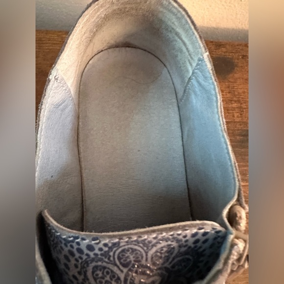 Gently used iCloud Aika tennis shoes. Size 39(8-8.5) - Picture 5 of 8